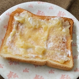 クリームチーズとりんごバタージャムのトースト